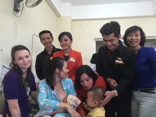 Cậu bé sinh trên độ cao 10 ngàn mét được đi máy bay hãng Jetstar miễn phí đến 20 tuổi