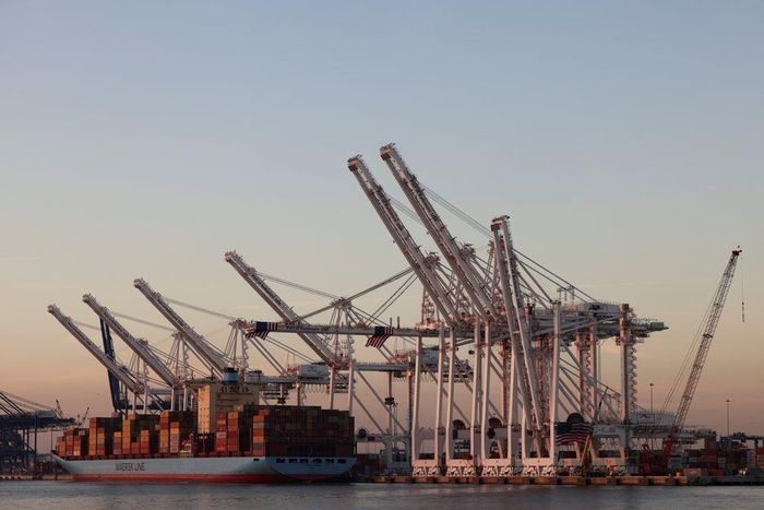 Cảnh báo về cần cẩu khổng lồ do Trung Quốc sản xuất trên khắp nước Mỹ