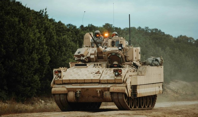 Nga tung bằng chứng Mỹ chuyển giao xe chiến đấu bộ binh M2A2 Bradley cho Ukraine