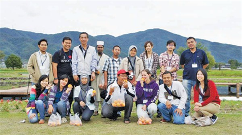 Du học sinh: Trăn trở chuyện ở hay về