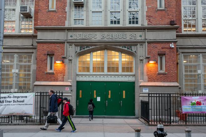 COVID-19: 250.000 người Mỹ chết, New York lại đóng cửa trường học