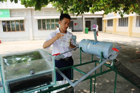 Nam sinh lớp 11 chế máy chưng cất nước mặn thành nước ngọt cho vùng hạn - mặn