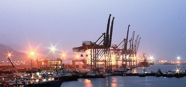 Trung tâm trung chuyển dầu mỏ quan trọng của UAE tạm ngừng hoạt động