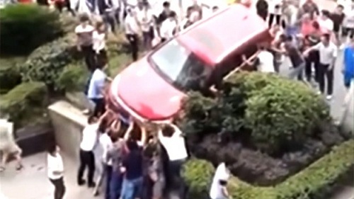 Xúc động xem cảnh người dưng cùng lao vào nhấc bổng chiếc xe cứu người nằm dưới gầm