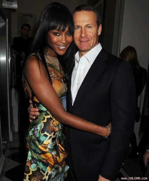 Tỷ phú Nga bỏ rơi Naomi Campbell đi chơi với gái lạ