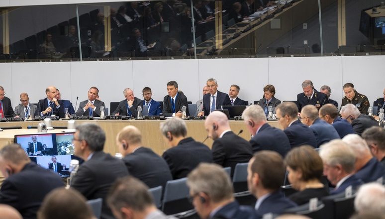 NATO triệu tập hội nghị đặc biệt về vấn đề sản xuất vũ khí