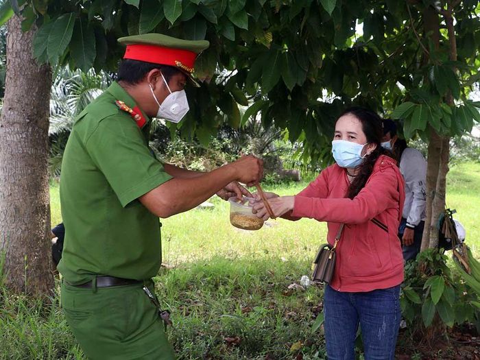 Công an nấu mì gói cho người dân tự phát về quê tại chốt