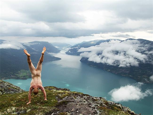 Người đàn ông khỏa thân, “trồng cây chuối” khắp 17 quốc gia