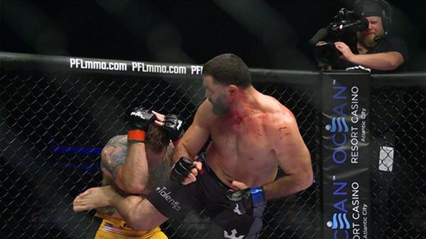 Võ sĩ Nga dồn đòn hạ võ sĩ Mỹ ngay hiệp 1