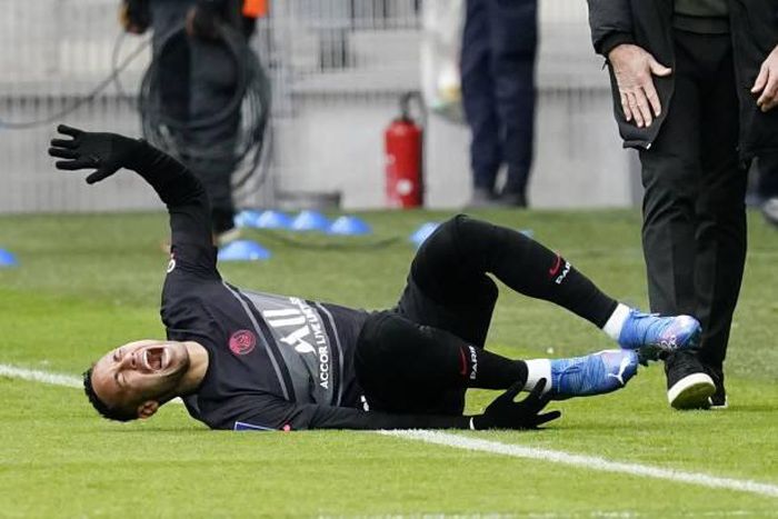 Neymar la hét đau đớn vì chấn thương gập chân kinh hoàng