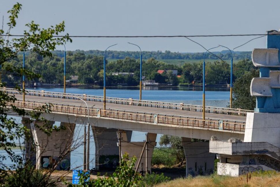 Ukraine tấn công tầm xa vào căn cứ Nga và các cầu trọng yếu ở miền nam