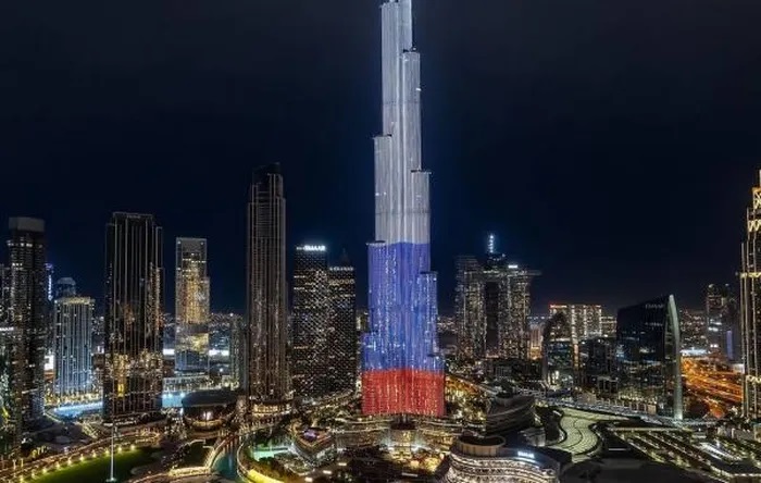 Cờ Nga được thắp sáng trên tòa nhà cao nhất thế giới