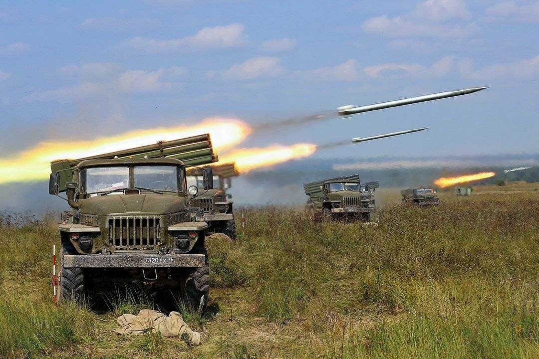 Pháo phản lực BM-21 Grad của Nga dồn dập nã tên lửa phá hủy căn cứ Ukraine