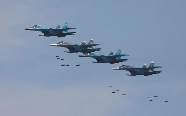 Khoảnh khắc tiêm kích Su-34 dội bom mục tiêu ở Ukraine