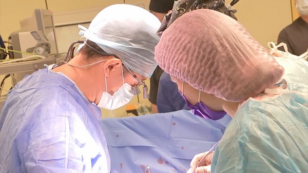 Các bác sĩ Nga lấy một viên đạn NATO ra khỏi tim và cứu sống một chiến sĩ Nga
