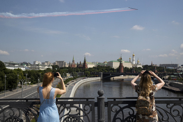 Cuộc sống ở Nga trở lại bình thường, người dân Moscow vẫn có thêm 1 ngày nghỉ
