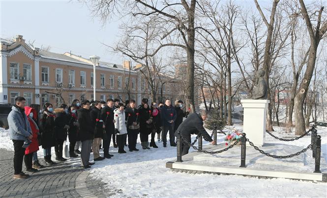 Người Việt tại Vladivostok (Nga) dâng hoa tưởng nhớ Chủ tịch Hồ Chí Minh