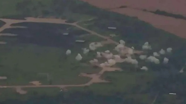 Nga công bố video đòn tên lửa mang đạn chùm khiến 7 chiến đấu cơ Su-27 Ukraine hư hại