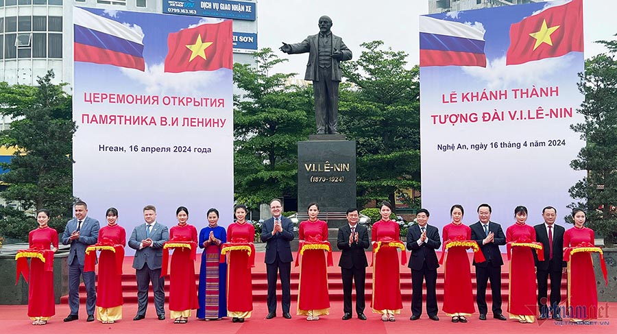 Khánh thành tượng đài Lê-nin ở trung tâm thành phố Vinh