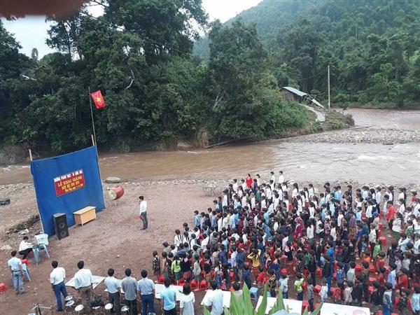Nghẹn ngào hình ảnh học sinh khai giảng bên bờ suối