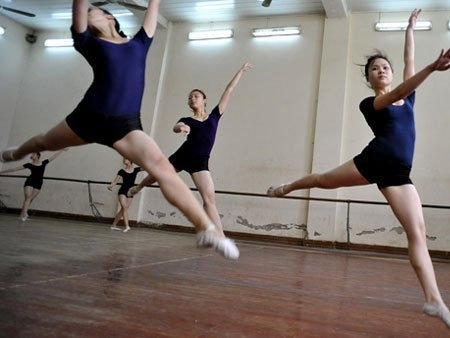 Nghệ sĩ tương lai không cần học làm người?