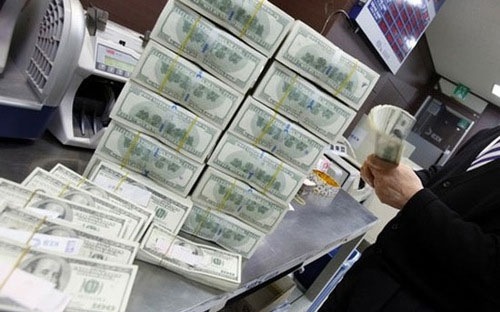 Ngoại tệ chảy mạnh từ dân cư