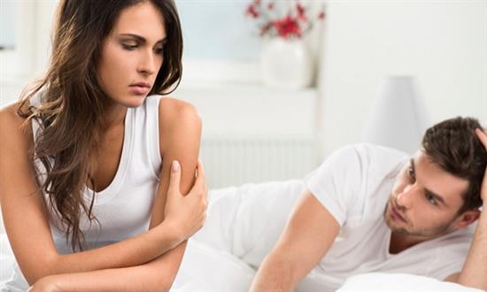 Bật khóc hối hận vì một lần nghe lén điện thoại của chồng