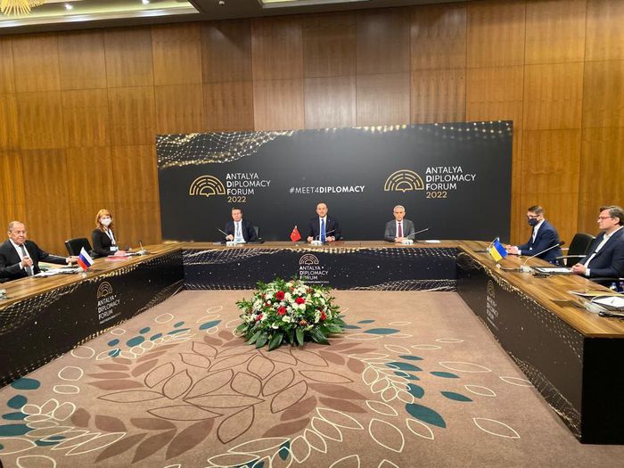 Ông Lavrov chỉ trích phương Tây đưa vũ khí nguy hiểm tới Ukraine
