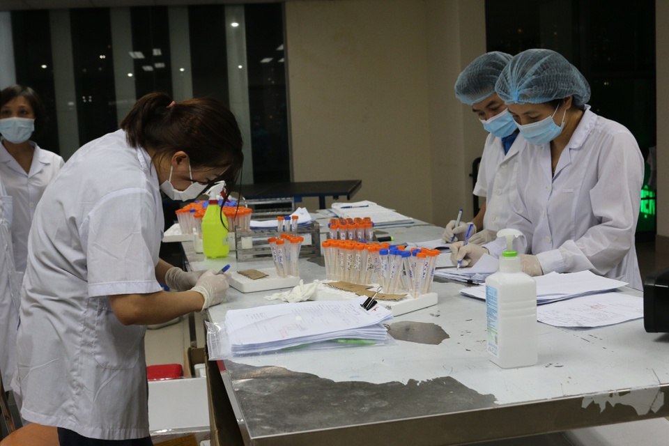 Gia đình 4 người tại Hà Nội dương tính với nCoV
