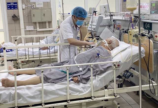 Liệt hoàn toàn cơ, thở máy nguy kịch do ngộ độc Pate Minh Chay