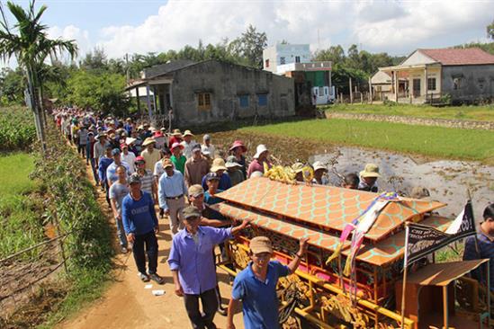 Hàng nghìn người tiễn đưa ngư dân bị bắn chết trên biển