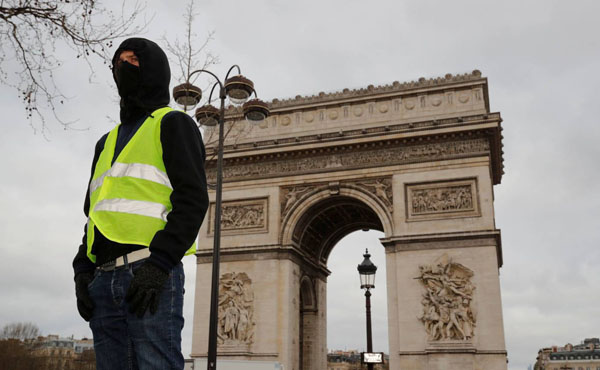 Người biểu tình cướp phá cửa hàng ở trung tâm Paris
