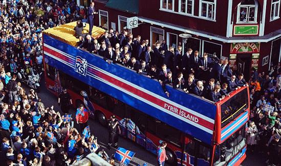 Người dân Iceland đổ hết ra đường mừng đội tuyển trở về