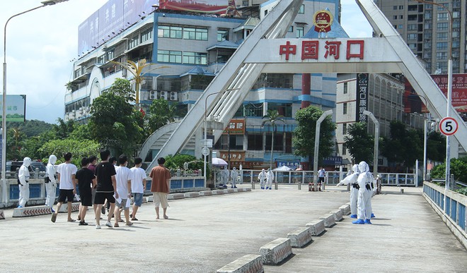 Việt Nam trao trả 113 người Trung Quốc 'né' kiểm soát Covid-19, nhập cảnh trái phép