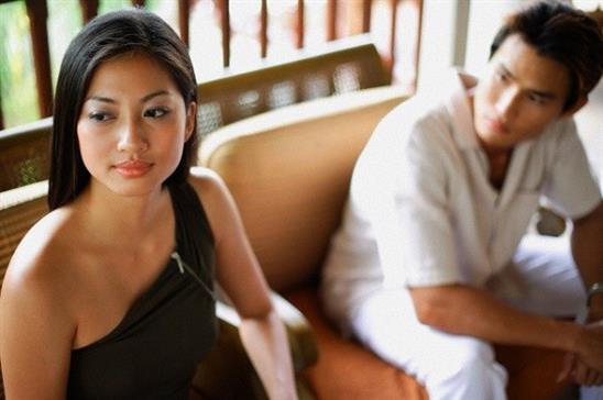 Chồng hằm hằm đòi mang hết tiền cho người yêu cũ chữa bệnh
