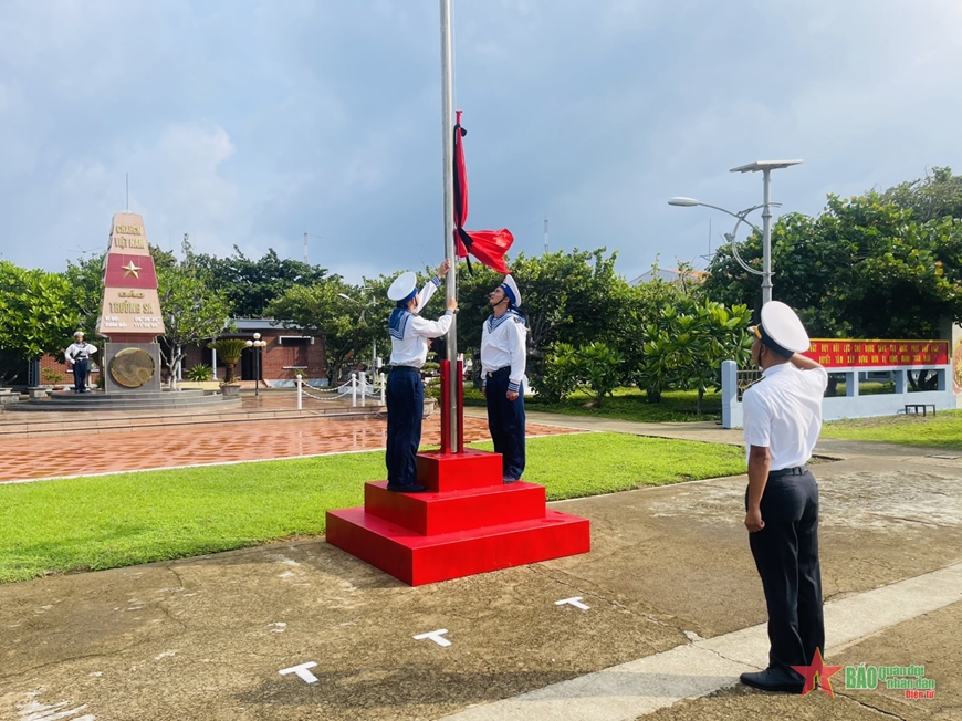 Hình ảnh Trường Sa, Nhà giàn DK1 treo cờ rủ tưởng nhớ Tổng bí thư Nguyễn Phú Trọng