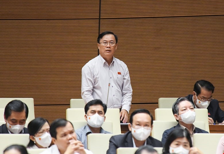Ngành giáo dục cấm giáo viên dạy thêm, tại sao bác sĩ được làm thêm?