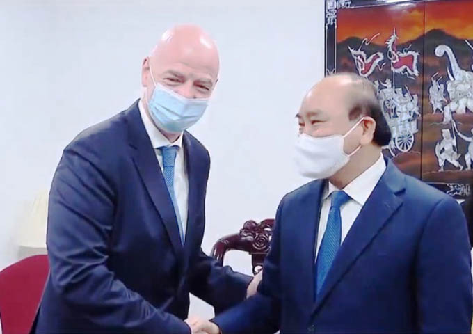Chủ tịch nước Nguyễn Xuân Phúc tiếp Chủ tịch Liên đoàn Bóng đá Thế giới