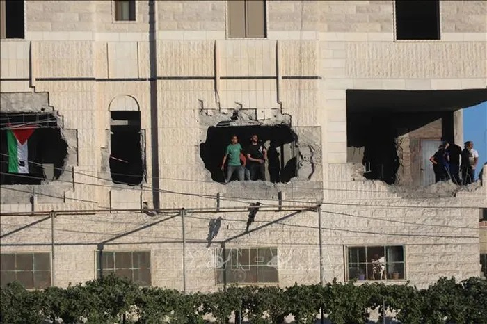 IDF điều tra video binh sĩ quăng thi thể tay súng Palestine từ trên cao xuống đất