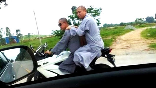 Giật mình thấy sư “cưỡi” môtô “khủng”