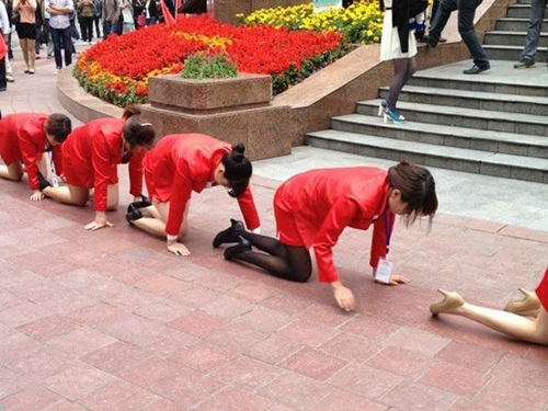 Ngược đãi nữ nhân viên bằng cách bắt bò diễu phố