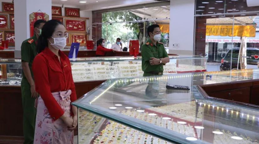 Nữ nhân viên tiệm vàng trộm 2.380 nhẫn vàng trong hơn 1 năm làm việc