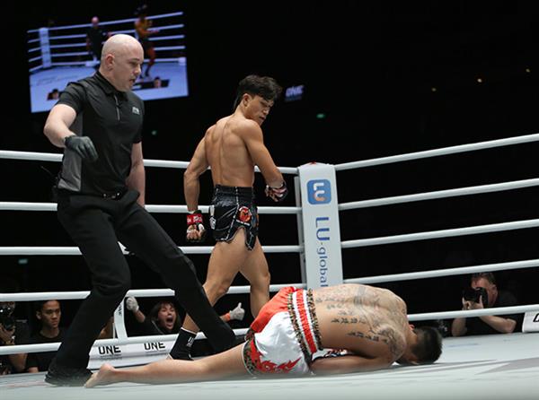 Vang dội võ sĩ Duy Nhất: Tung cước sấm sét, knock-out siêu sao Nhật Bản