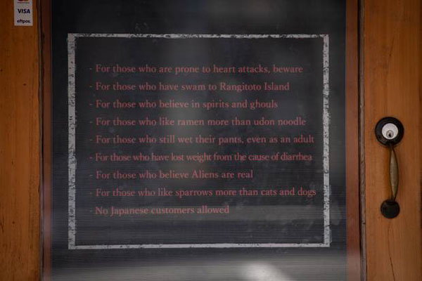 Quán bar ở New Zealand không tiếp khách Nhật gây tranh cãi