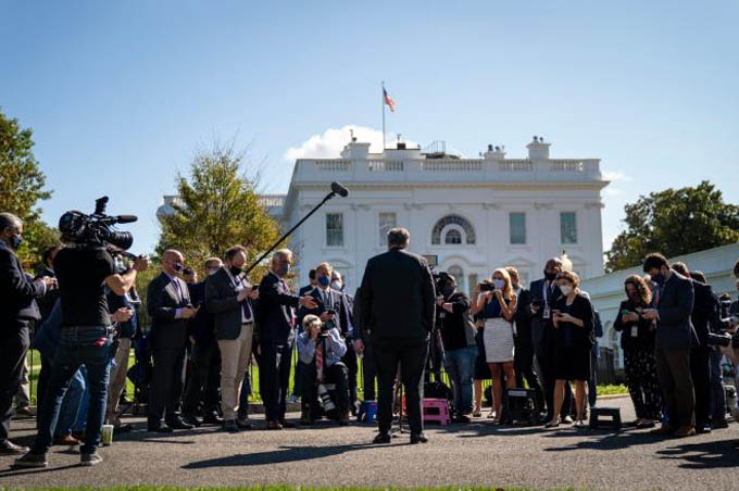 Bối rối, lo lắng bao trùm Nhà Trắng khi Tổng thống Trump mắc COVID-19