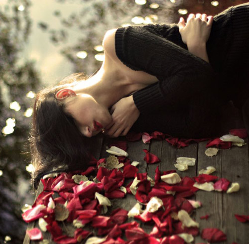 Nhìn cô ta lẳng lơ, xinh đẹp thế mà lại yêu chồng tôi thật