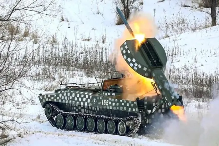 Video xe phá mìn ''thiên thạch'' Nga nã dây nổ vào phòng tuyến Ukraine