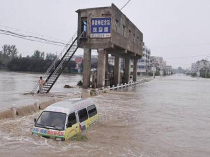 Trung Quốc cho nổ đập để xả lũ