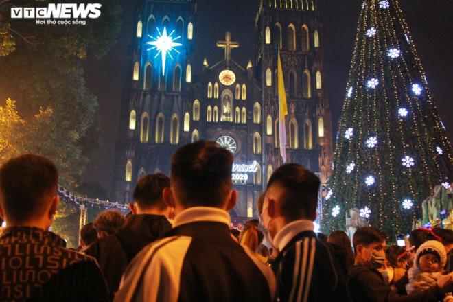 Người dân cả nước náo nức xuống đường đón Noel