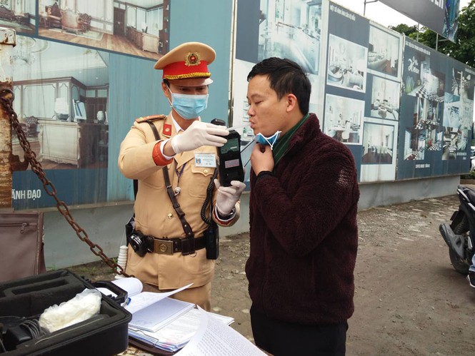 CSGT tạm dừng dùng phễu thổi khi kiểm tra nồng độ cồn